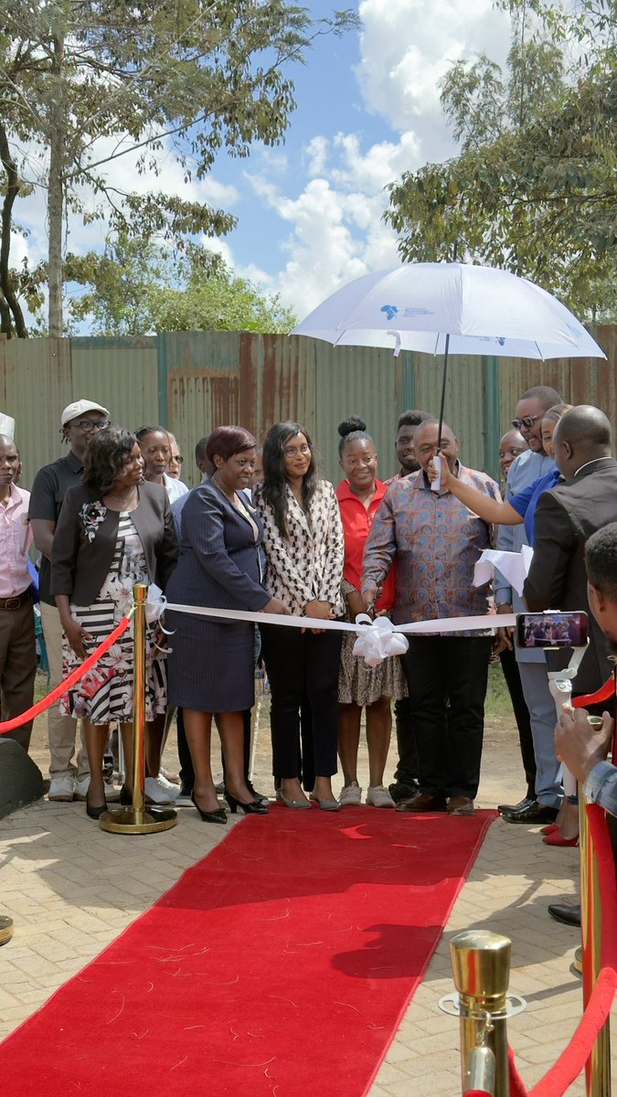 webmasterske_'s tweet image. When communities the private Sector and the government unite- innovation happens. Our CEO joined Women in technology and innovation Africa (WITIA) Rotary Club of Karen in celebrating this step towards a smarter, more connected future. #innovation #smartlibrary #womenintechnology