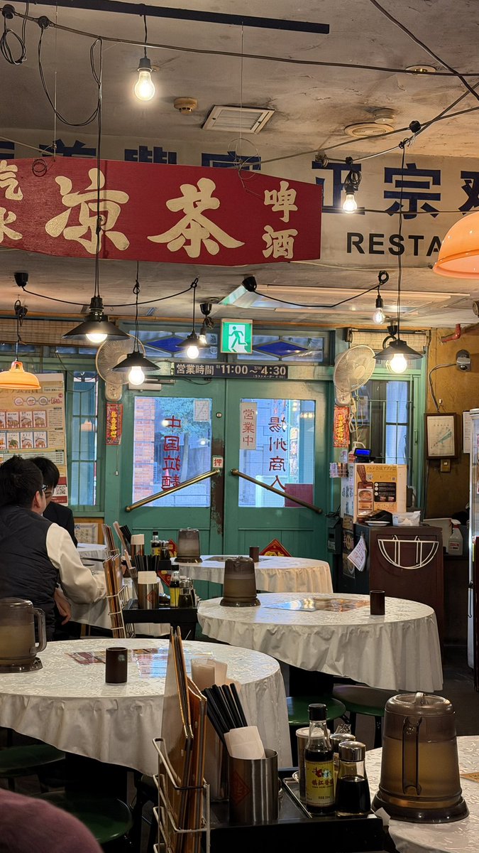 nomonosuke's tweet photo. 歩き疲れたのでビールで乾杯

#中国ラーメン
#揚州商人
#生中ジョッキ
#〆ラーメンなし https://t.co/o4Vsa3lxOo