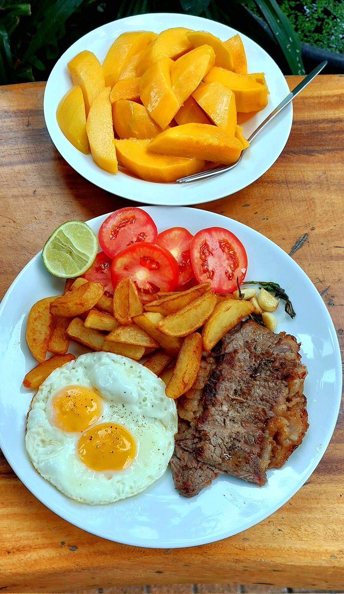 After an early lunch, a couple of hours later I got very hungry again.
Beef steak, egg and chips and perfectly ripen mango was perfect 🤤😋
