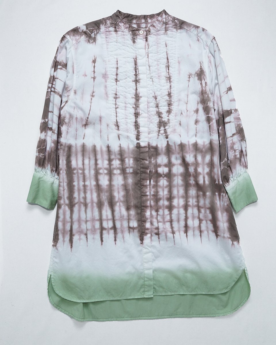 Uchida Dyed Dress Series✨
絞り染め+グラデーション/shibori+gradation

夏の緑葉に満ちていた景色から、秋気を感じる栗皮色へ
季節の移ろいを淡色の絞り染めとグラデーションで表現。