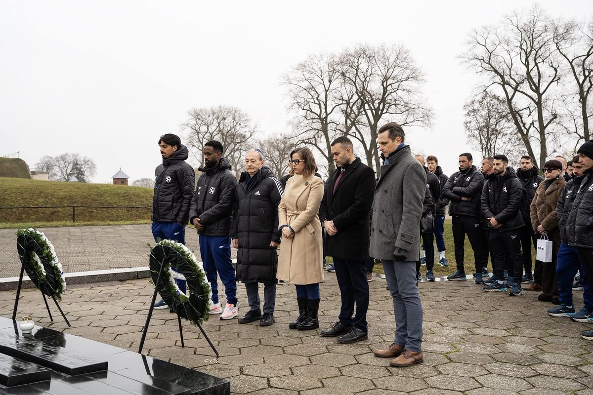 שגרירות ישראל בליטא, בראשות השגרירה שלי הגלר ליבנה, אירחה את נבחרת ישראל לקראת משחק הידידות מול נבחרת ליטא.
השחקנים ביקרו ב״פורט התשיעי״ בקובנה, אתר הנצחה לזכר עשרות אלפי היהודים שנרצחו על ידי הנאצים.
במהלך הביקור נערך טקס קצר, הונחו זרים על ידי הקפטן אלי דסה ודור פרץ, ומאמן