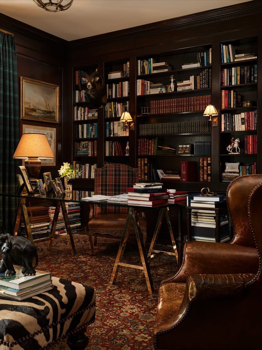 "Çalışkanlık, bir kaçıştır; 
kişinin kendi kendini unutma isteğidir."

—Nietzsche