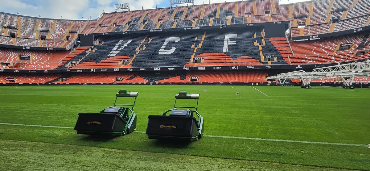 DELTACINCO1's tweet photo. En la mañana de hoy hacemos entrega de dos nuevas segadoras profesionales eléctricas @DennisMowers mod. ES860 en el Estadio de Mestalla @valenciacf https://t.co/EXhAC2Cj8v