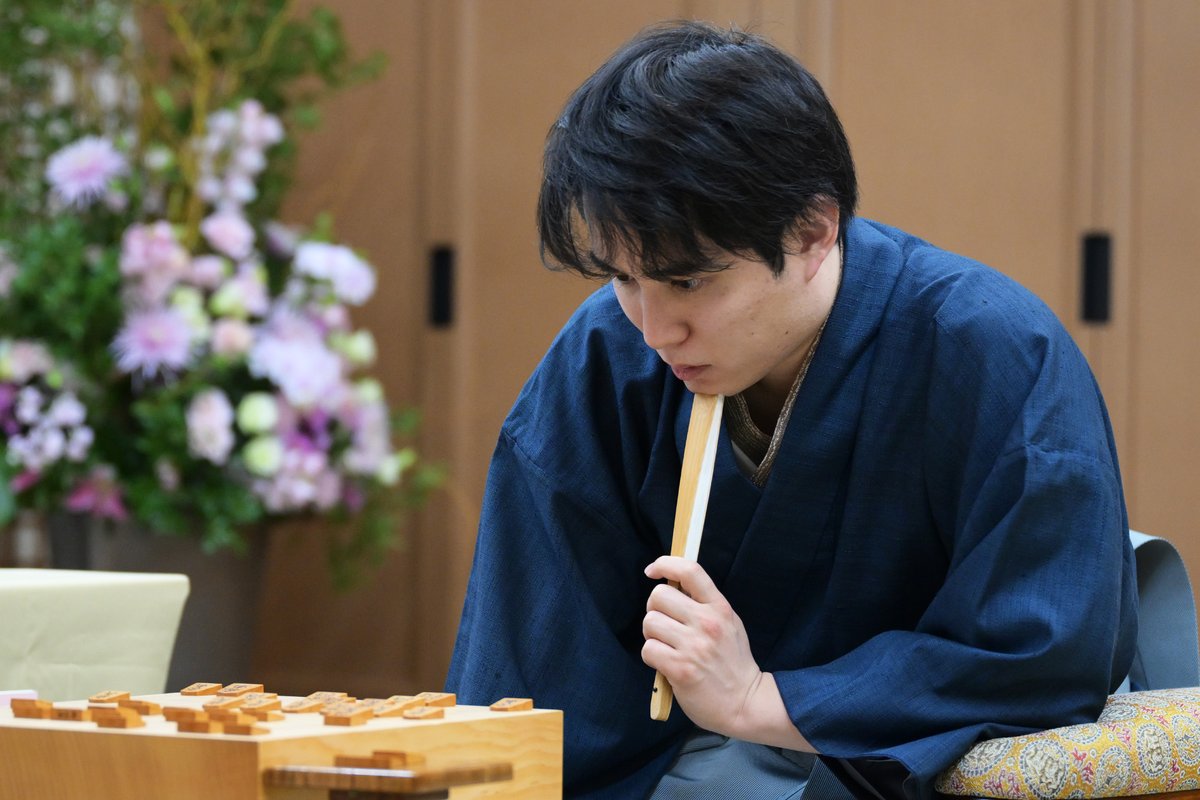 tshashin's tweet image. 竜王戦七番勝負第４局・藤井聡太竜王－佐々木勇気八段戦。京都競馬場は日没を迎え、対局は続いています

▽写真で観る竜王戦
yomiuri.co.jp/slides/s/38ryu…

▼別冊
yomiuri.co.jp/slides/s/38ryu…