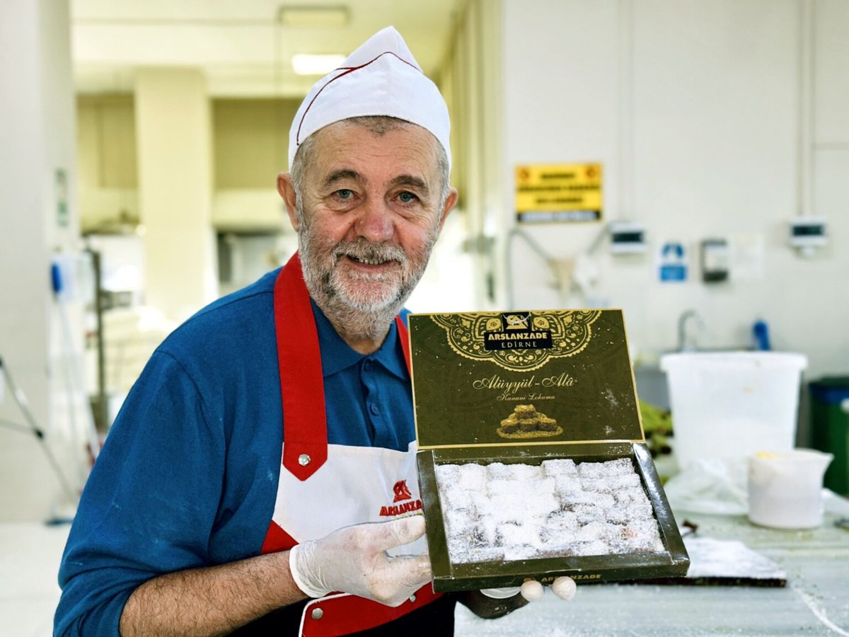 Edirne'de şekerleme ustası Arif Meriç (67), kentin coğrafi işaret tescilli meşhur tava ciğerinin yanında sunulan Karaağaç acı biberini, lokumla birleştirdi...
hudutgazetesi.com/guncel/goz-yas…