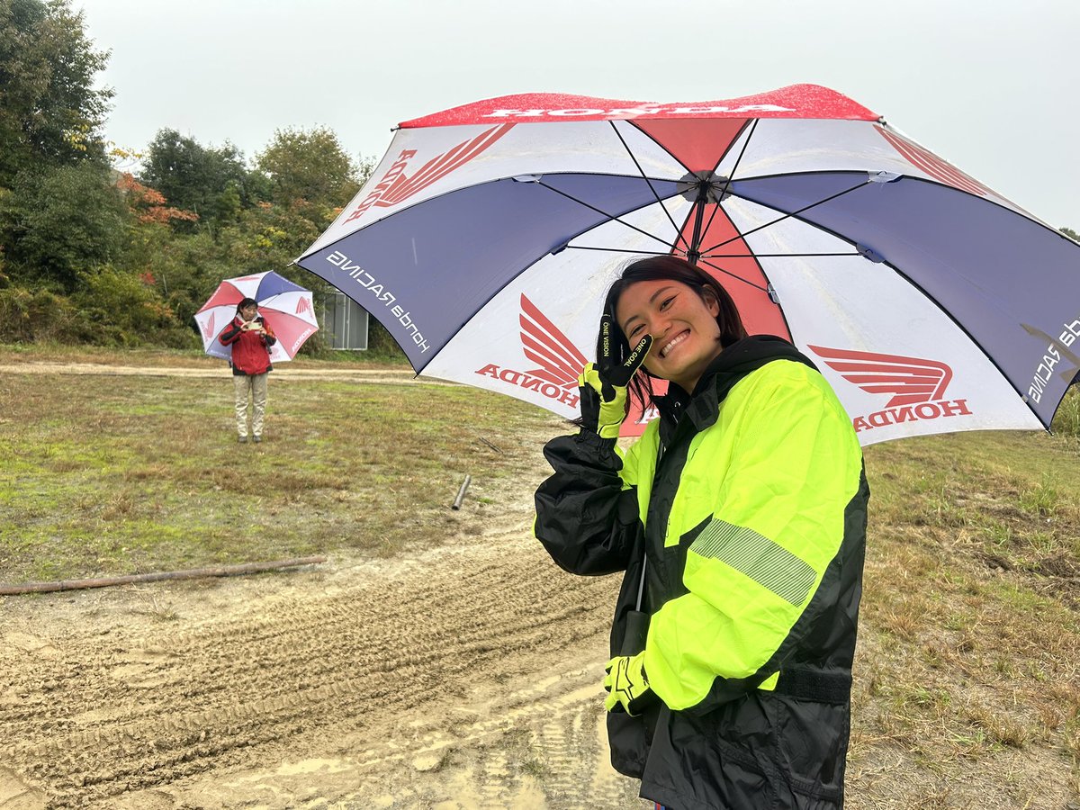 nyanba_youka's tweet image. #オフライパ はじめてスクール担当して頂いたT.E.SPORT の #LMX チャンピオン #川井麻央 選手に、#山﨑琴乃 選手、そして「集中すれば風邪は引かない」#IB クラス最終戦めっちゃ頑張ってた #永吉一丸 選手！

基礎からバッチリ固めてくれるので、安心してオフロードに挑戦できます🔥