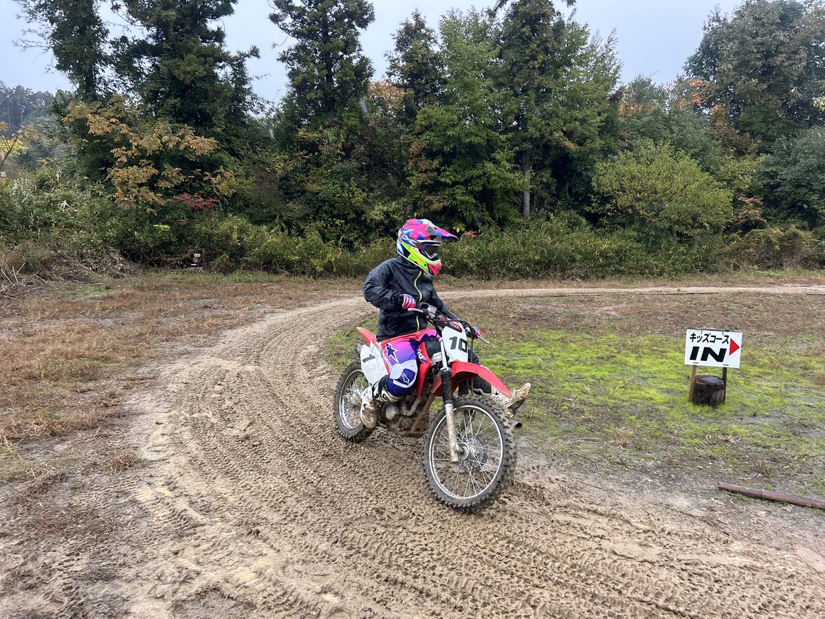 nyanba_youka's tweet image. #オフライパ はじめてスクール担当して頂いたT.E.SPORT の #LMX チャンピオン #川井麻央 選手に、#山﨑琴乃 選手、そして「集中すれば風邪は引かない」#IB クラス最終戦めっちゃ頑張ってた #永吉一丸 選手！

基礎からバッチリ固めてくれるので、安心してオフロードに挑戦できます🔥