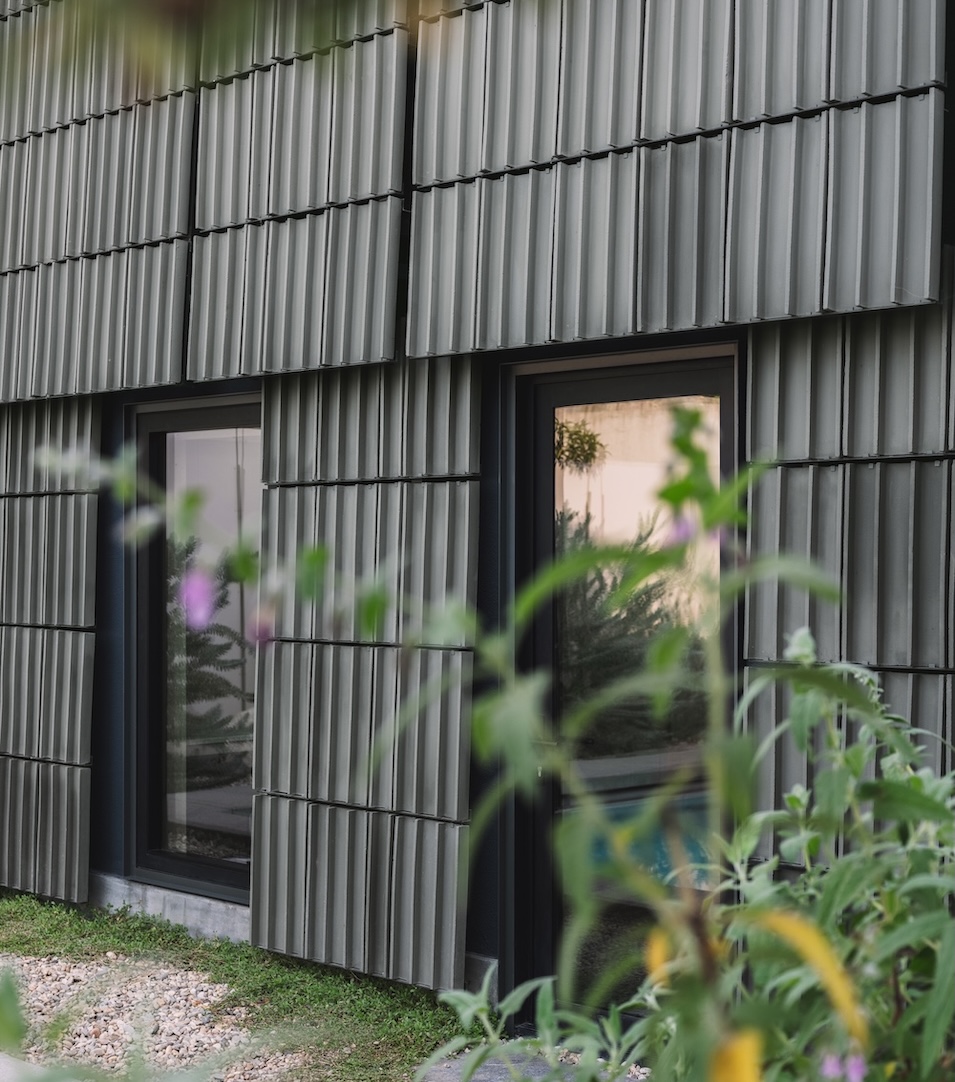 journaldesign's tweet image. Terracotta House, un hommage aux traditions artisanales à Los Angeles
Découvrez ce projet en images dans l&apos;article : bit.ly/4hYmkH5

#architecture #building #cladding #system #terracotta #block #pool #garden #LosAngeles