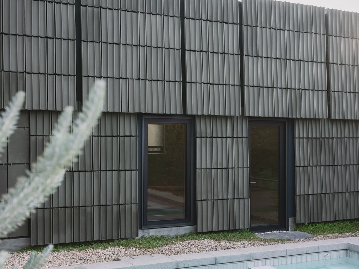 journaldesign's tweet image. Terracotta House, un hommage aux traditions artisanales à Los Angeles
Découvrez ce projet en images dans l&apos;article : bit.ly/4hYmkH5

#architecture #building #cladding #system #terracotta #block #pool #garden #LosAngeles