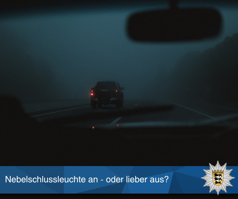 💡 Nebelschlussleuchte nur bei Sicht unter 50 m!

Das ist etwa der Abstand zwischen zwei Leitpfosten.

Bei mehr Sicht blendet sie andere – und ist verboten!
Dann gilt: max. 50 km/h 🚗💨

👉 Sicht prüfen, Rücklicht checken, Rücksicht zeigen!