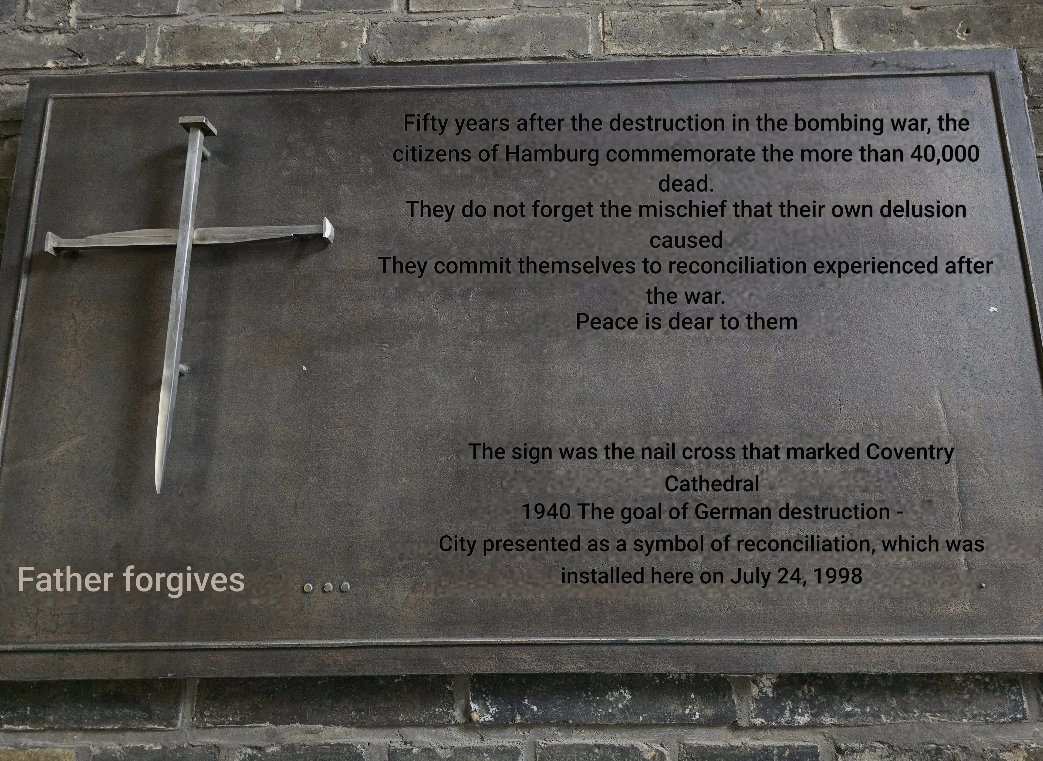 From yesterday at the Nikolai Church. The nails are taken from Coventry Cathedral and form the basis of a commemorative society of churches. Translation by Google