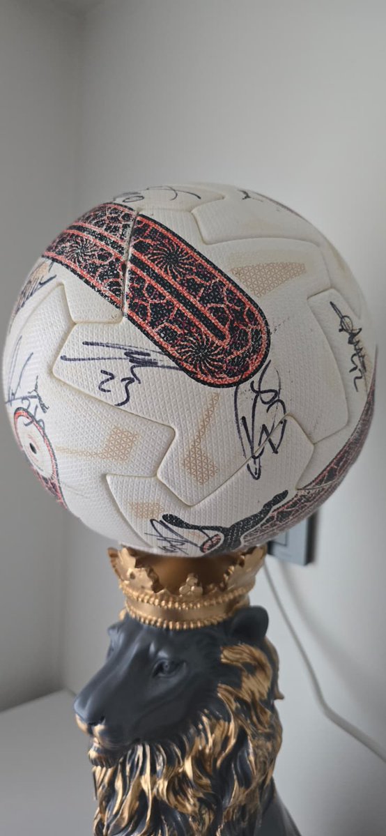 Saygıdeğer Galatasaray'lı İş Adamlarımız ve Taraftarlarımıza Fotoğraflardaki Şampiyon Galatasaray'ımızın 2024 Kadrosu imzalı Florya çimlerine ve futbolcularına temas etmiş imzalı Futbol topunu ihtiyaçtan dolayı satışa koymak zorunda kalıyorum. İrtibat için DMden bilgi verilecektr