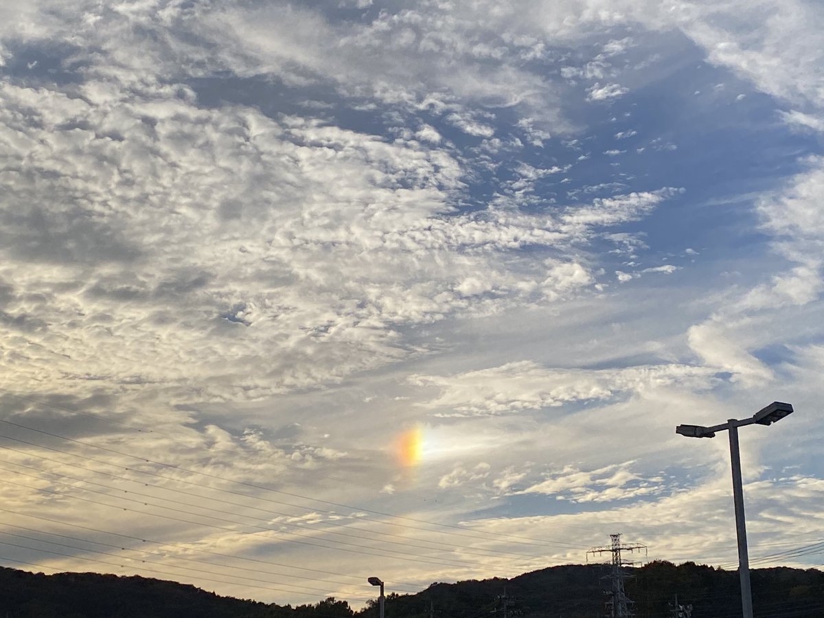 ashtale_oririn's tweet photo. さっき買い物行った時、空が変な色だったから気になって写真撮って調べたら『彩雲』というらしい…良いことあるかなヾ(๑╹◡╹)ﾉ"🌈☁️ https://t.co/pB36bT7mYc