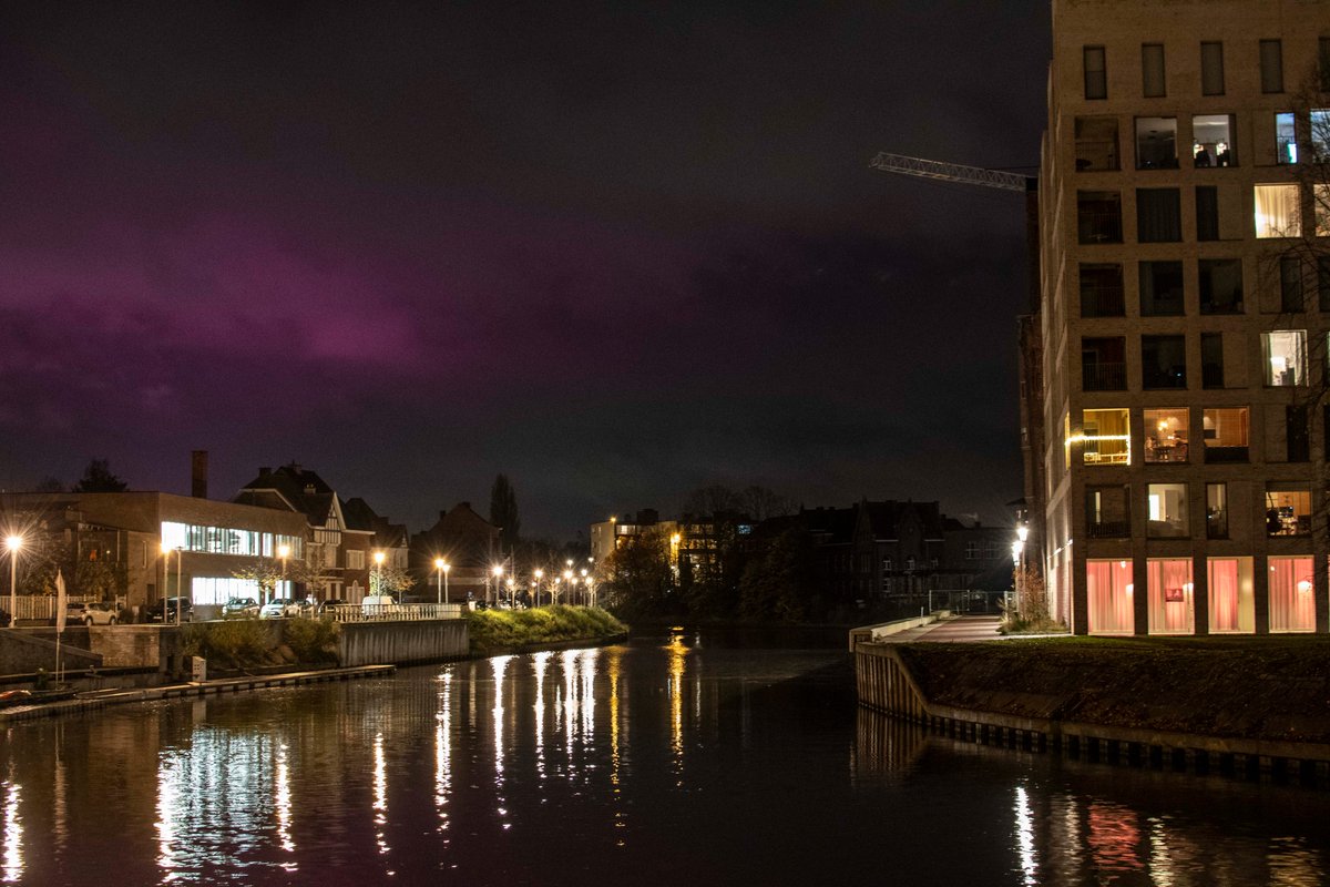 Eergisteren in #Deinze fototoestel meegenomen voor nachtlandschappen. Aanvankelijk dacht ik dat de paarse gloed van een tomatenserre kwam. Blijkt dus #noorderlicht te zijn. <a href="/RubenWeytjens/">Ruben Weytjens</a> <a href="/frankdeboosere/">Frank Deboosere</a> #kmi