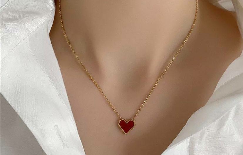 … 
"في المرايا في السجايا في الترف 
كل شيٍ فيني عنهم مختلف
❣️❣️❣️❣️❣️❣️❣️