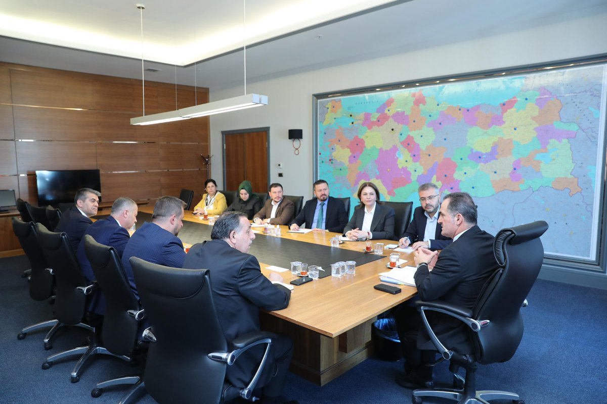 AK Parti Genel Merkezimizde, Batı Marmara Bölgesi İl Koordinatörlerimiz ve İl Başkanlarımızla haftalık olağan bölge toplantımızı gerçekleştirdik.

Toplantımızda; teşkilatlarımızın saha faaliyetlerinden güncel siyasi gelişmelere, hedeflerimizden stratejik planlamalara kadar birçok