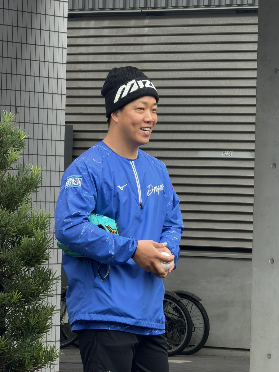 osawahiroki's tweet image. 【毎日ブログ更新中！】『握手』

tokairadio.co.jp/announcer/ohsa… 

#TOKAIRADIO #ドラゴンズ #ガッツナイター #ドラゴンズステーション

来季もよろしく！