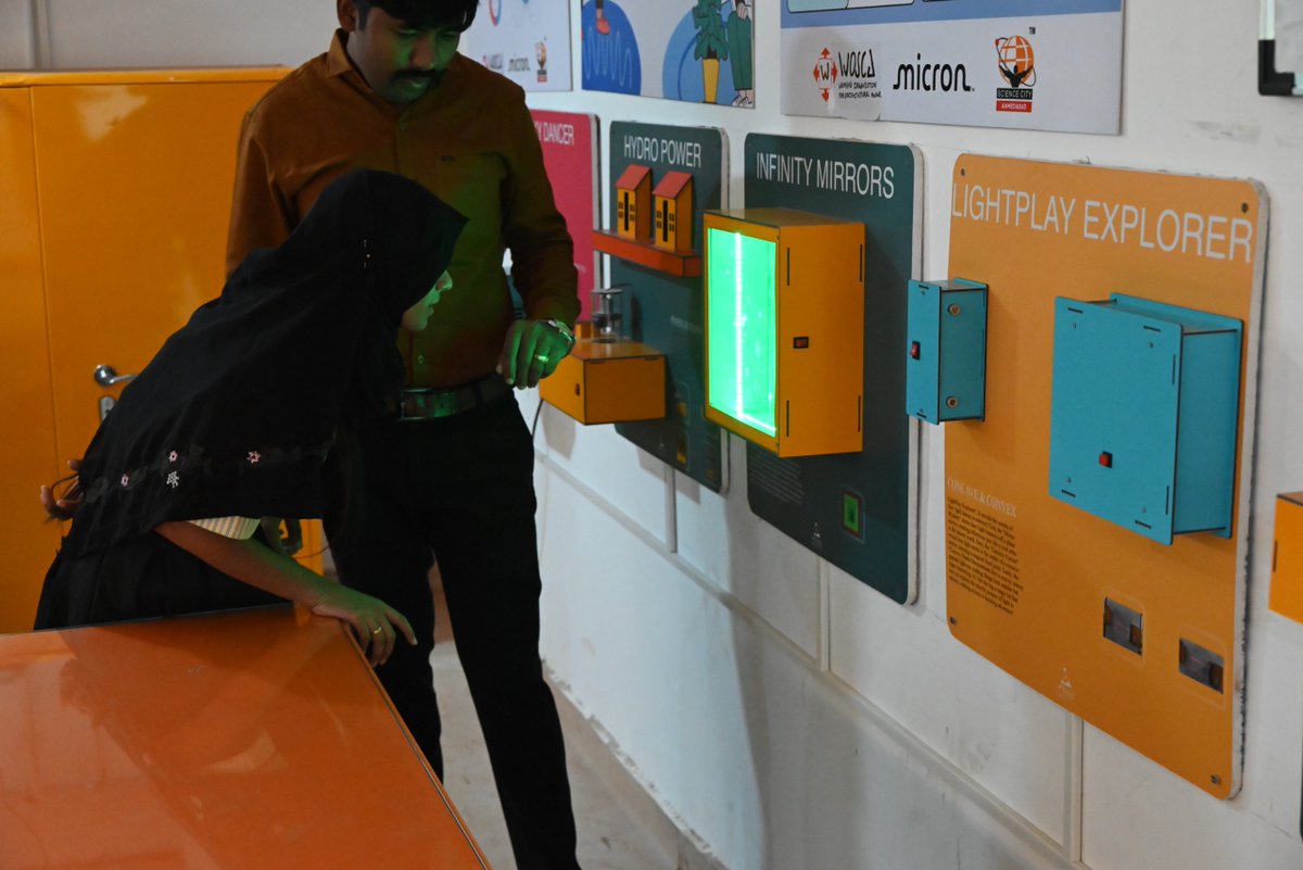 GujScienceCity's tweet image. Curiosity, Creativity, Discovery, 
Students at Science City Ahmedabad explored the magic of AI, the force of hydro power, and the beauty behind the science of colors in a fun-filled STEM workshop by Micron STEM Lab with CSR partner @MicronTech 
#ScienceCityAhmedabad #STEMLearning…