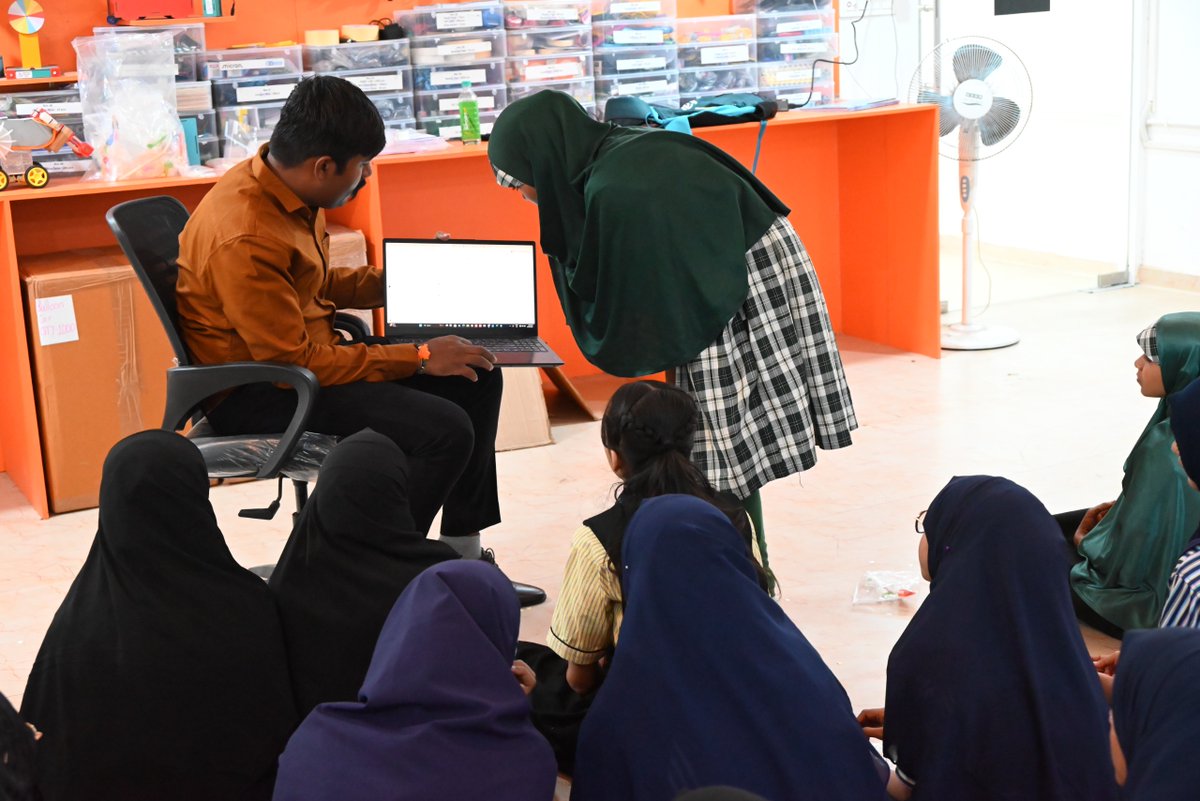 GujScienceCity's tweet image. Curiosity, Creativity, Discovery, 
Students at Science City Ahmedabad explored the magic of AI, the force of hydro power, and the beauty behind the science of colors in a fun-filled STEM workshop by Micron STEM Lab with CSR partner @MicronTech 
#ScienceCityAhmedabad #STEMLearning…