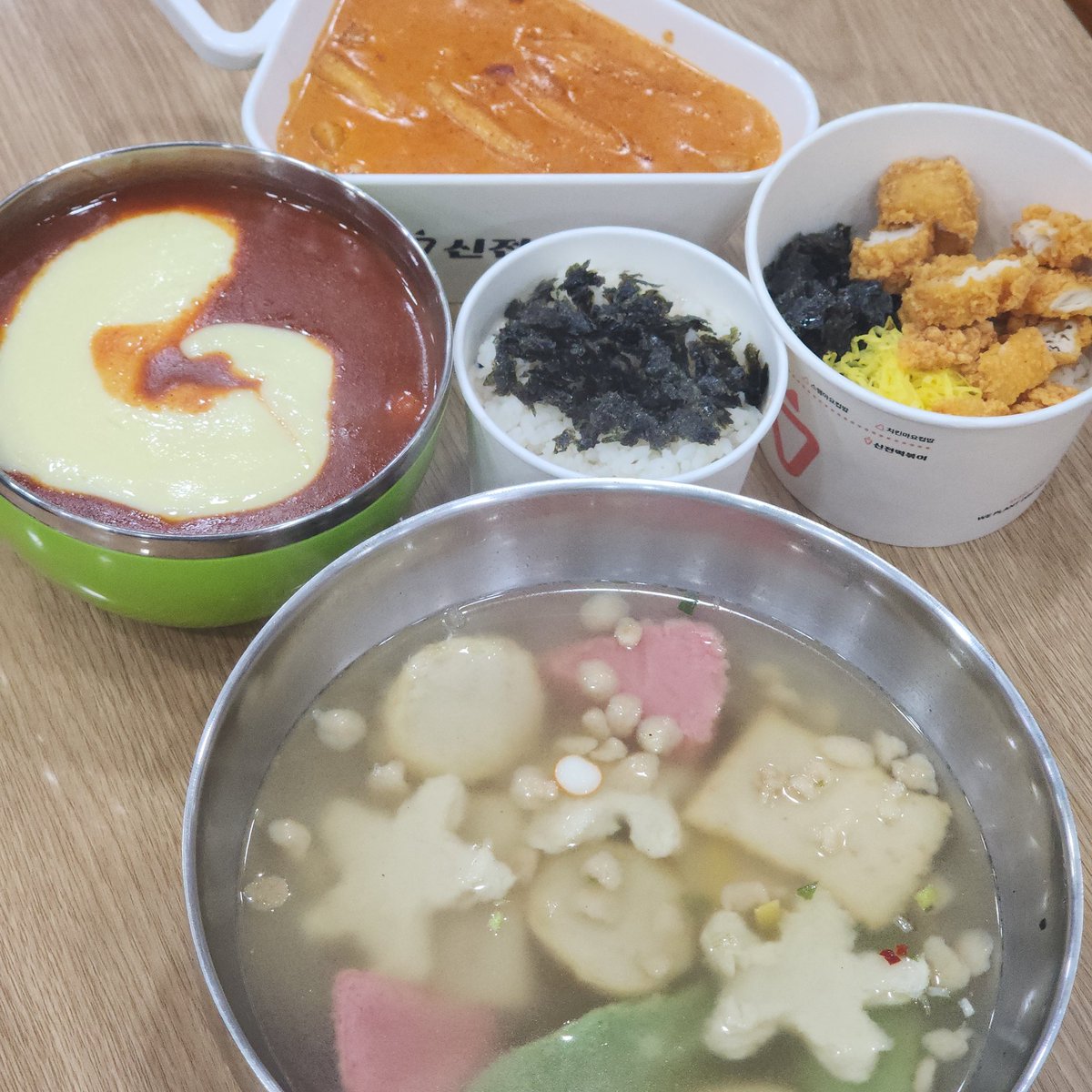 오늘의 메뉴는 신전떡볶이
로제떡볶이 치즈떡볶이 오뎅탕이야 으무!
다들 오늘도 맛저해 으무!
