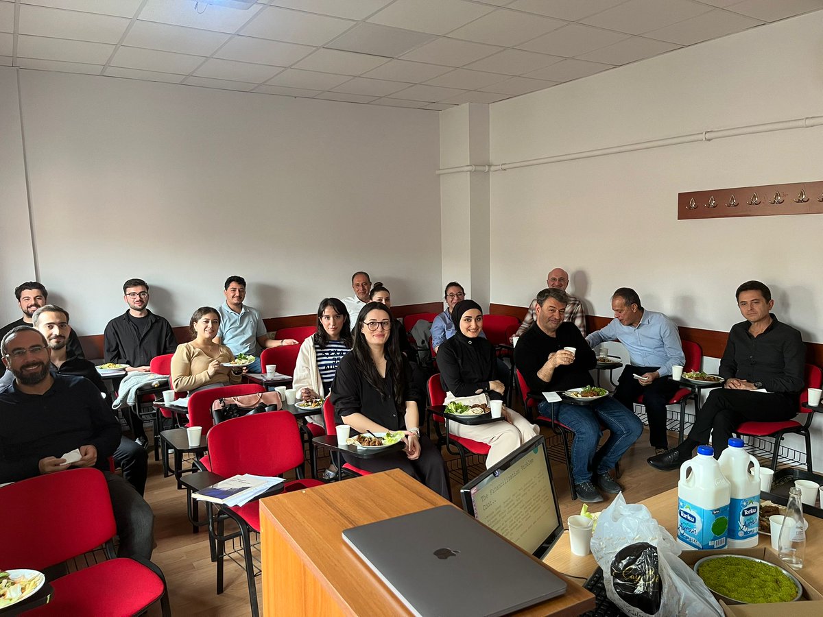 Perşembe Seminerleri kapsamında 6 Kasım 2025 perşembe günü Öğr. Gör. Dr. Mehmet ARTIK “İslâmi Finans ve Ahlâk Ekonomisi: Güncel Tartışmalar” başlıklı sunumunu gerçekleştirdi.