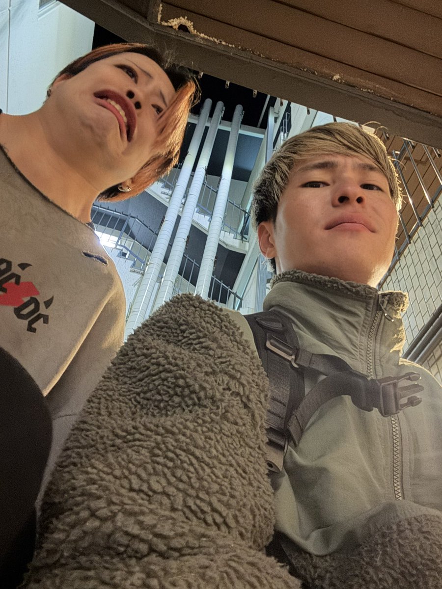 俺「しんじ意味わからん画角で写真撮ろや〜」

し「お、いいっスよ〜」

ﾊﾟｼｬ

俺「w w wこれ載せてもええのw」

し「いいっスよ〜俺NGとか無いんで！」

！？「俺」

なんか変にちゃんと撮ろうとした俺が恥ずかしい
インスタで変顔になる加工、セルフでできる天才がおったわ