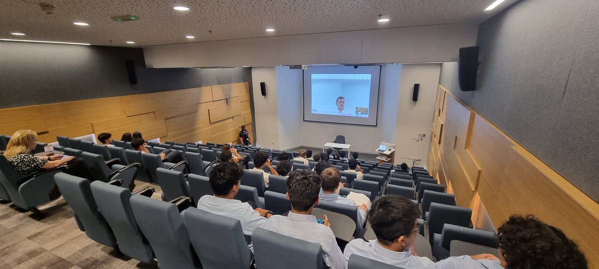 DCol_Economics's tweet image. Warm welcome to Mr Tasel, CFO Al Futtaim,  giving students the benefit of his life experience at the top of a career in consulting. Life advice? Sleep well and ditch the social media!