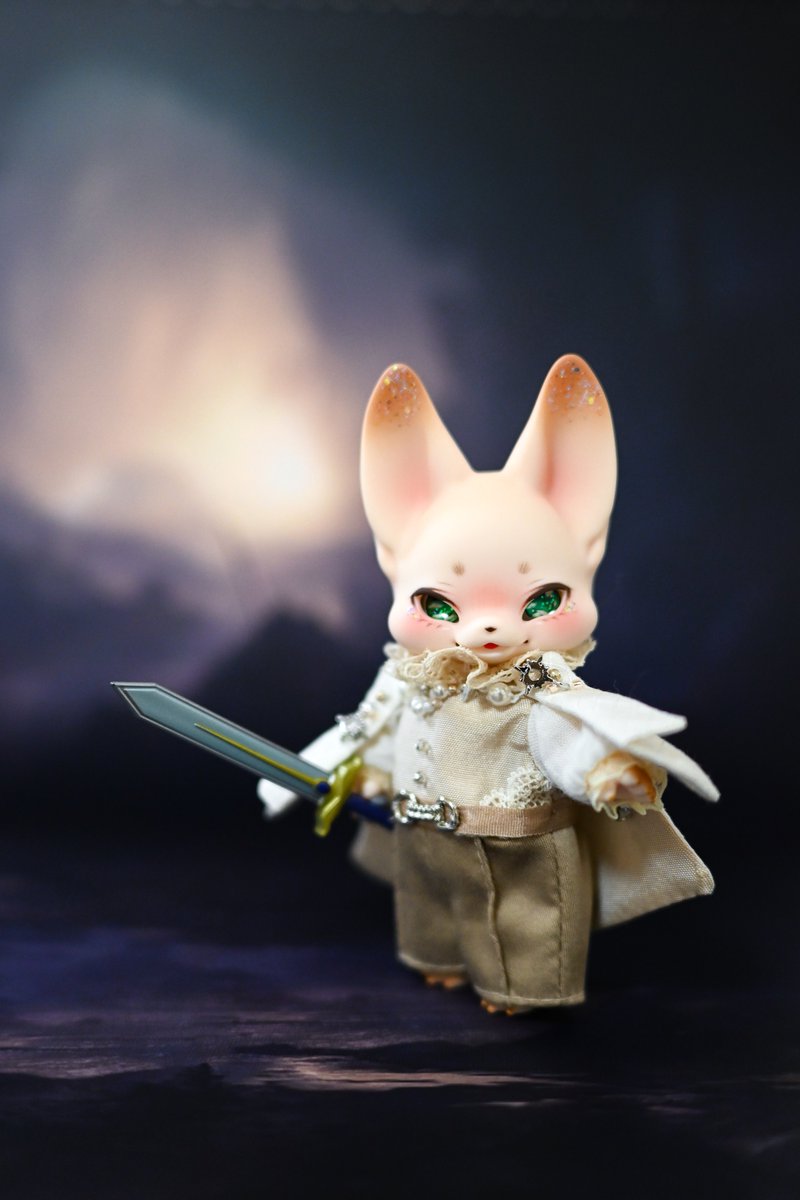 購入制限は多くの人に作品を届けたいという作家様の優しさ。だからこそ家族の名を借り複数手に入れる行為には品性を感じられない。そうした行いが同一住所不可という規則を生み、親子や夫婦で趣味を楽しむ者たちを苦しめるのだ。卑しき者よ、この狐の騎士が成敗してくれよう
#kumukuku