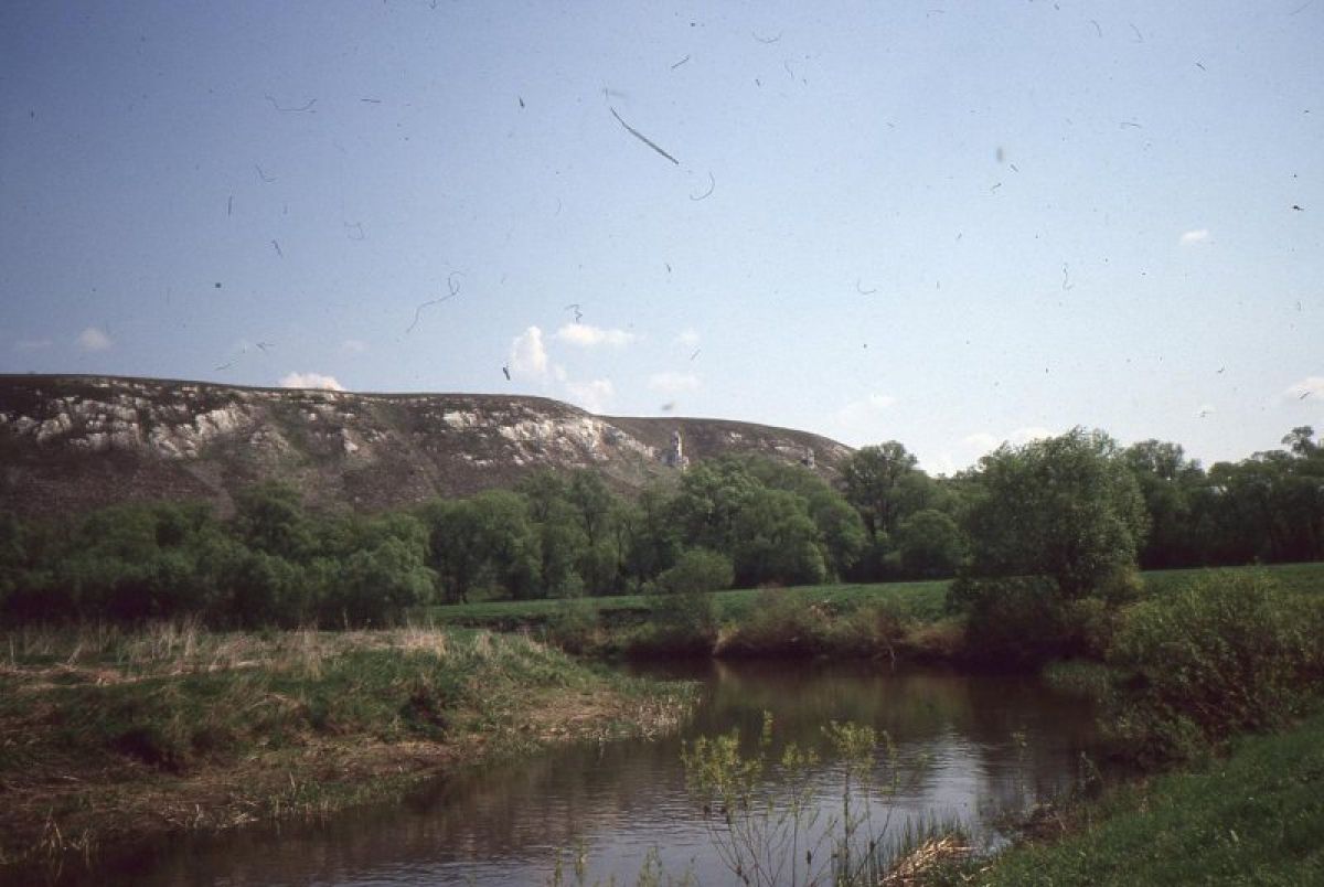 Тайна Тихой сосны
brandrussia.online/fn_1747374.html

В самом сердце Дивногорья, там, где меловые скалы-дивы стражниками застыли над неторопливыми водами Тихой Сосны, упорно ходит манящая легенда. Говорят, что в омутах этой реки дремлет несметный клад, чье сияние скрыто... #Тула #БрендыТулы