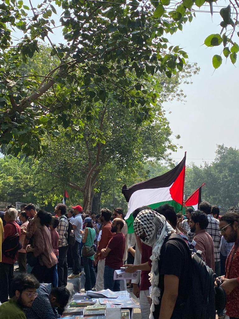 &gt;एक महीने पहले मैं दिल्ली की सड़कों पर “फ़्री पैलेस्टाइन” के समर्थन में नारे लगा रही थी,
दिल में इंसानियत का दर्द था, आँखों में जज़्बा था।

&gt;लेकिन कल उसी दिल्ली में बम धमाका हुआ निर्दोष लोग मारे गए, खून से सड़कें लाल हो गईं।

&gt;मैंने उन्हीं दोस्तों से कहा  चलो अब अपने ही देश में