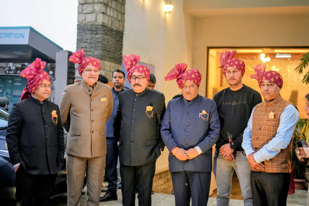 sudhirhp's tweet image. भाजपा के प्रदेश प्रवक्ता भाई विनय शर्मा जी के सुपुत्र के विवाह समारोह में शामिल होकर वर-वधू को शुभाशीष एवं नवदंपति को सुखमय वैवाहिक जीवन की हार्दिक शुभकामनाएँ प्रेषित कीं।
ईश्वर से प्रार्थना है कि यह नवयुगल प्रेम, विश्वास और खुशियों से भरा जीवन व्यतीत करे।