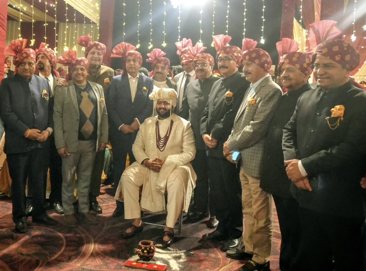 sudhirhp's tweet image. भाजपा के प्रदेश प्रवक्ता भाई विनय शर्मा जी के सुपुत्र के विवाह समारोह में शामिल होकर वर-वधू को शुभाशीष एवं नवदंपति को सुखमय वैवाहिक जीवन की हार्दिक शुभकामनाएँ प्रेषित कीं।
ईश्वर से प्रार्थना है कि यह नवयुगल प्रेम, विश्वास और खुशियों से भरा जीवन व्यतीत करे।