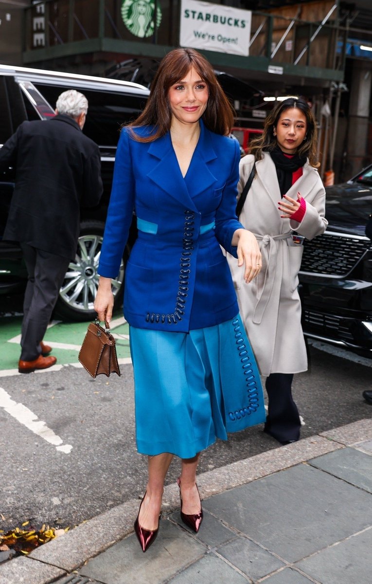 Linda! Elizabeth Olsen a caminho do Today Show para promover "Eternity" hoje, 12/11, em Nova York.