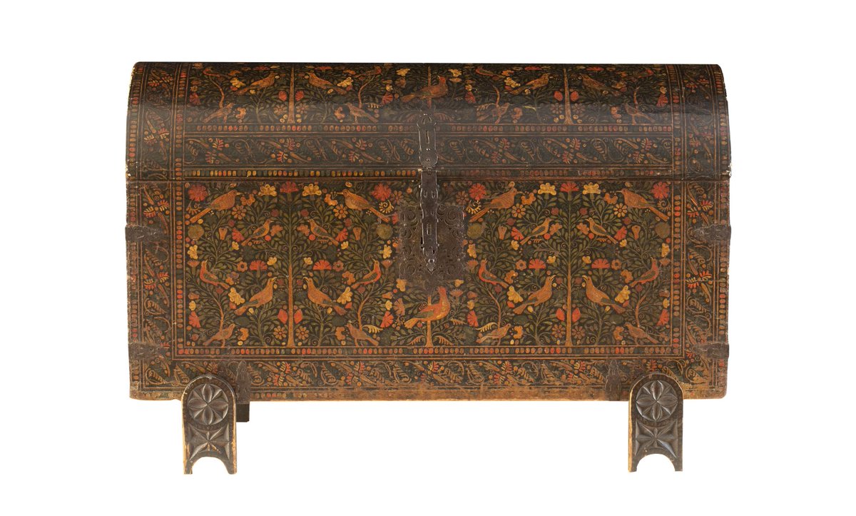 Con destino al Museo de América el estado adquirió en Subastas Alcalá el pasado 9 de octubre un "Escudo de Monja" del siglo XVIII, una caja de madera lacada de Olinalá de 1908, y un baúl lacado novohispano, también del siglo XVIII, de considerables dimensiones (70x50x126 cm).