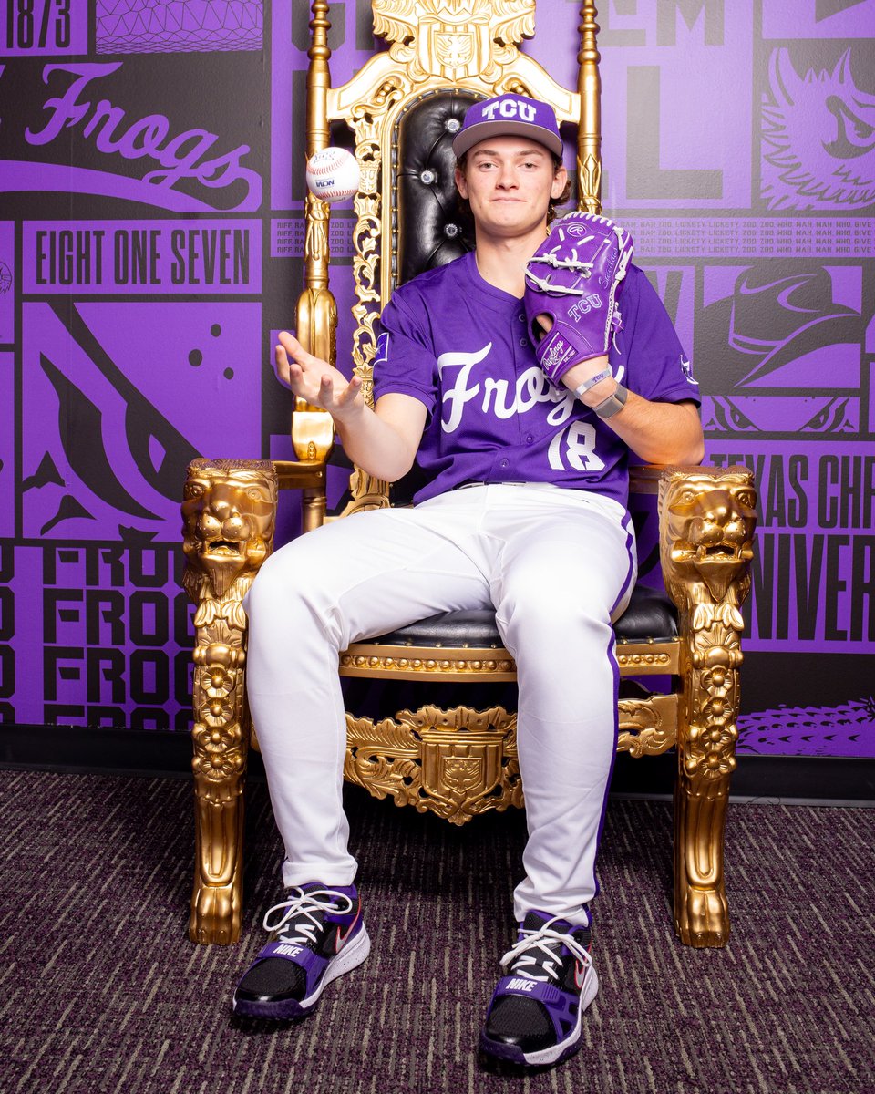 TCU_Baseball's tweet photo. officially official ✍️

Welcome to #FrogballUSA, @t_eberlin! 

#GoFrogs | #Born2BeAFro6 https://t.co/4hZo3kZ4mL