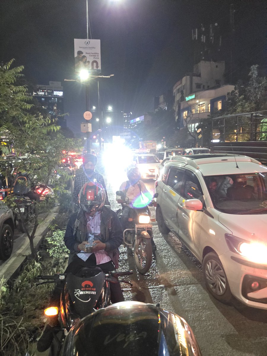 wise_instinct's tweet photo. @PuneCityPolice @PuneCityTraffic 
Baner right now. Opposite Manipal hospital https://t.co/NZtpm0qvDb