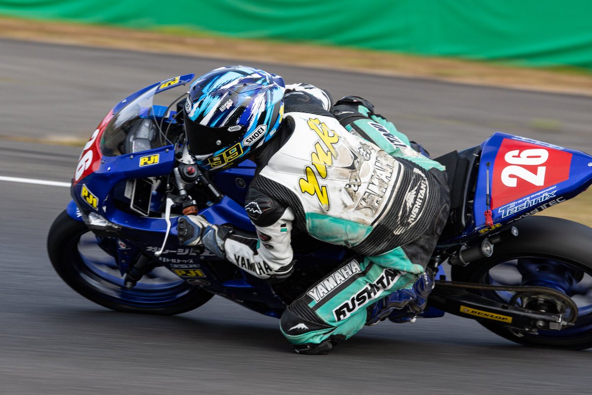 これは予選の写真かな🤔
3コーナーで転倒して修復後の走行なきがする、、

ビビりモード全開なフォームになってる笑