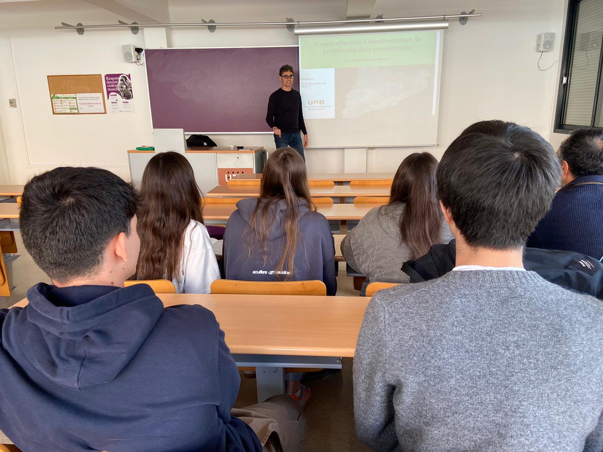 En <a href="/jaumemarles/">Jaume Marlès Magre</a> xerrant avui sobre com la biodiversitat fomenta la resiliència dels ecosistemes front el canvi climàtic amb els alumnes de Periodisme científic i de Salut a <a href="/UABBarcelona/">Universitat Autònoma de Barcelona</a>

Gràcies <a href="/mcatanzaro/">Michele Catanzaro</a> per dur les ciències ambientals al periodisme del futur! 📸 <a href="/LluisVilaro/">Lluis Vilaro</a>
