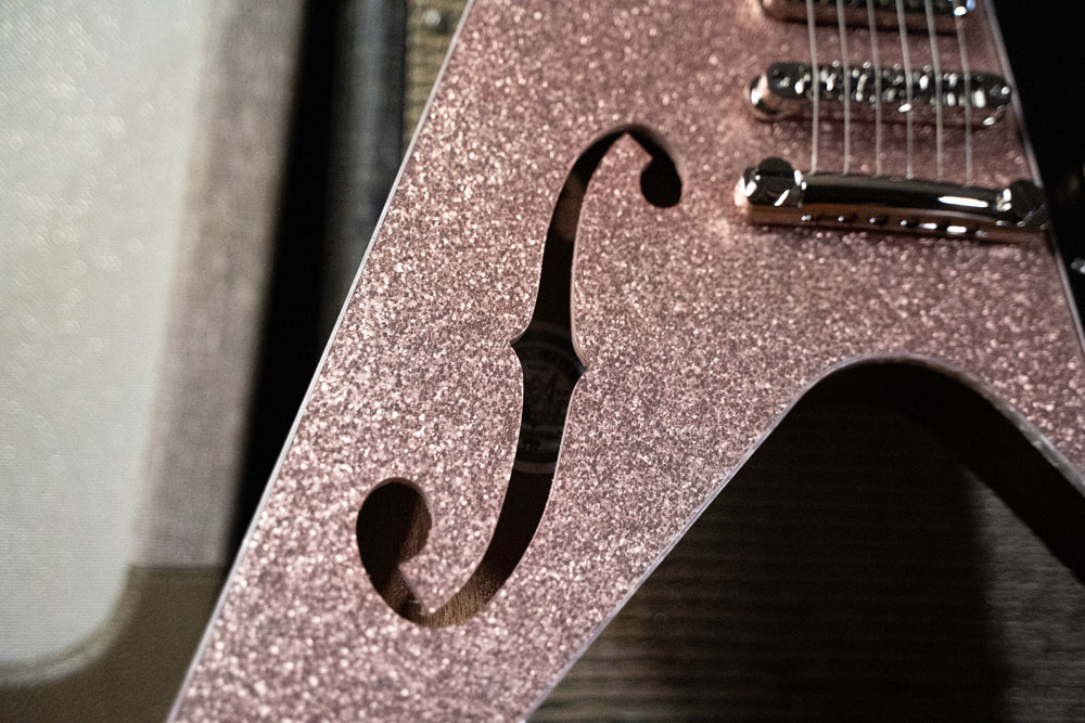 infotaurus's tweet photo. BLAST CULT入荷情報4
Hollow V / Pink Champagne Sparkle!
ジェイソンにこの色でと頼んだ一本。気持ちサテン気味な仕上がりで派手ながらもアダルトな雰囲気で良いですね。レアです。
ご興味ある方、是非。 近日Online Shopへ掲載します。
https://t.co/75QhCEpGzN
#blastcult #ブラストカルト https://t.co/FJlZAQk6ts
