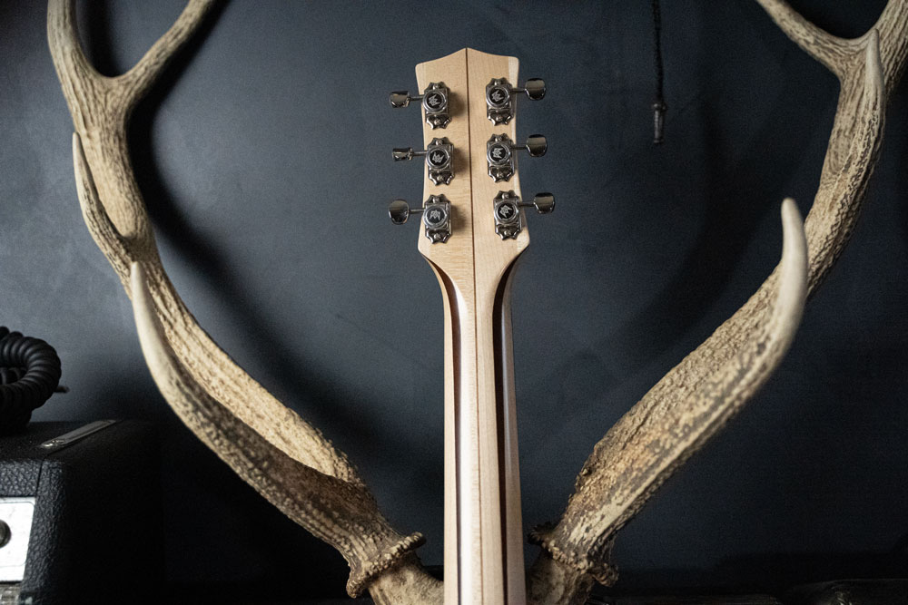 BLAST CULT入荷情報4
Hollow V / Pink Champagne Sparkle！  
ジェイソンにこの色でと頼んだ一本。気持ちサテン気味な仕上がりで派手ながらもアダルトな雰囲気で良いですね。レアです。
ご興味ある方、是非。 近日Online Shopへ掲載します。
taurus-corpo.com/blastcult-guit… 

#blastcult #ブラストカルト