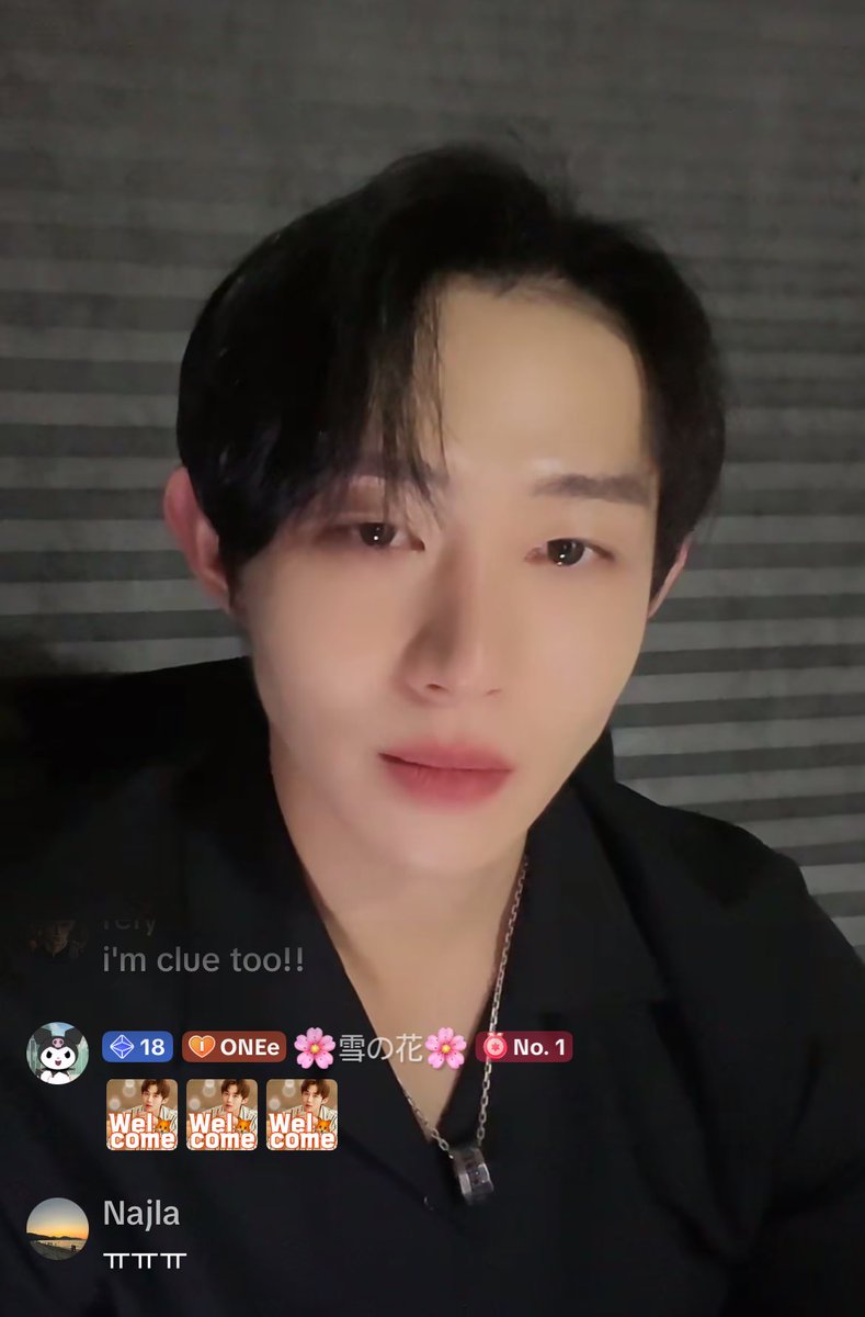 His teary eyes 😭😭 the live is pause 😭😭😭 seokwon dont cryyy jaeeball