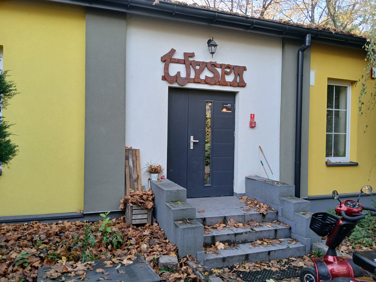 Wszystkie uzupełnienia z etapu 3 i 4 biografii Mirka Breguły gotowe. Książka ma 1296 tys. znaków. Przede mną etap 5, czyli pierwsze czytanie całości, podczas którego dokonam pierwszej korekty tekstu. Na zdjęciu chorzowska Wyspa, gdzie Mirek prowadził warsztaty gry na gitarze.