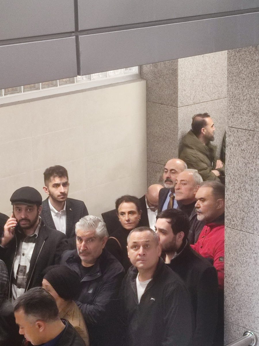 Cumhuriyetçi Milletin Partisi olarak bugün Çağlayan Adliyesi’nde, adaletin yerini bulması adına Albay Orkun Özeller’in duruşmasını takip ederek yanında olduk.

Hak, hukuk ve adalet mücadelesinde hiçbir Cumhuriyet evladı asla yalnız değildir!
Gerçekler ortaya çıkmış, adalet Orkun