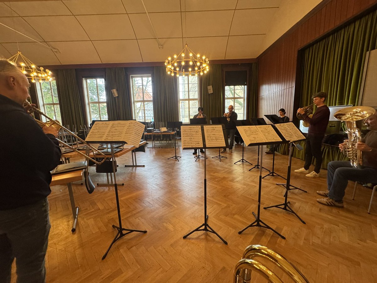 honefuki's tweet image. 今日は久々のオケメンバーでブラスアンサンブルのリハ！
来週コンサートだけど夫がツアーなのでお子はベビーシッターさんに頼むことに…‼︎‼︎
元保育園の研修生で知ってる人だし懐いてたから大丈夫だと良いんだけど…試しに週末来てもらって来週続けてきてもらう！
これができたらかなり楽になる🥺