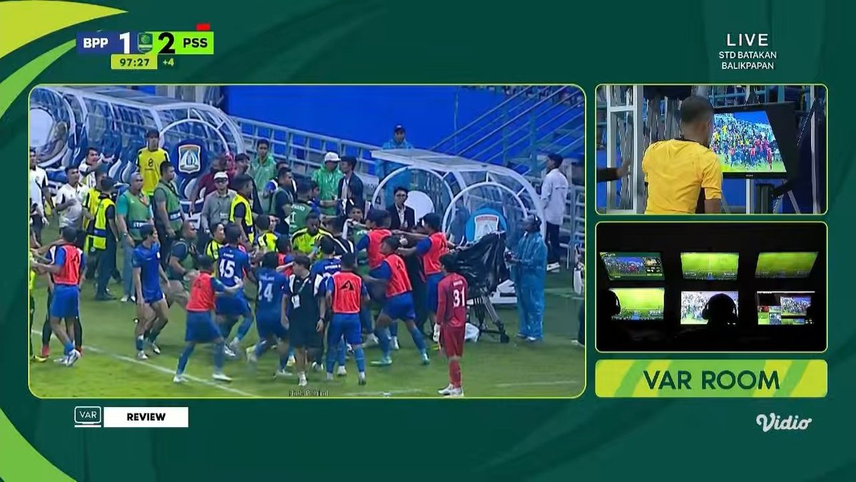 Persiba Balikpapan Vs PSS Sleman benar-benar memanas 🔥

Sepanjang mimin nonton Liga 1 (Super League) &amp; Liga 2 (Championship), baru kali ini lihat cek VAR bukan terkait permainan di lapangan, tapi review yang ada pemain ricuh 😏

#PegadaianChampionship