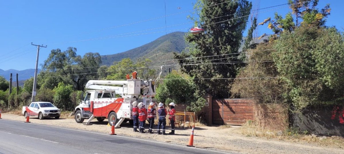 🤖«Coating Robot»: Chilquinta implementa tecnología pionera en Latinoamérica 🌎
El robot de aislación eléctrica permite reforzar con alta tecnología el mantenimiento de la red de servicio,previniendo cortes de energía. Se desliza por el tendido de manera remota 🕹️ #biobioenergia