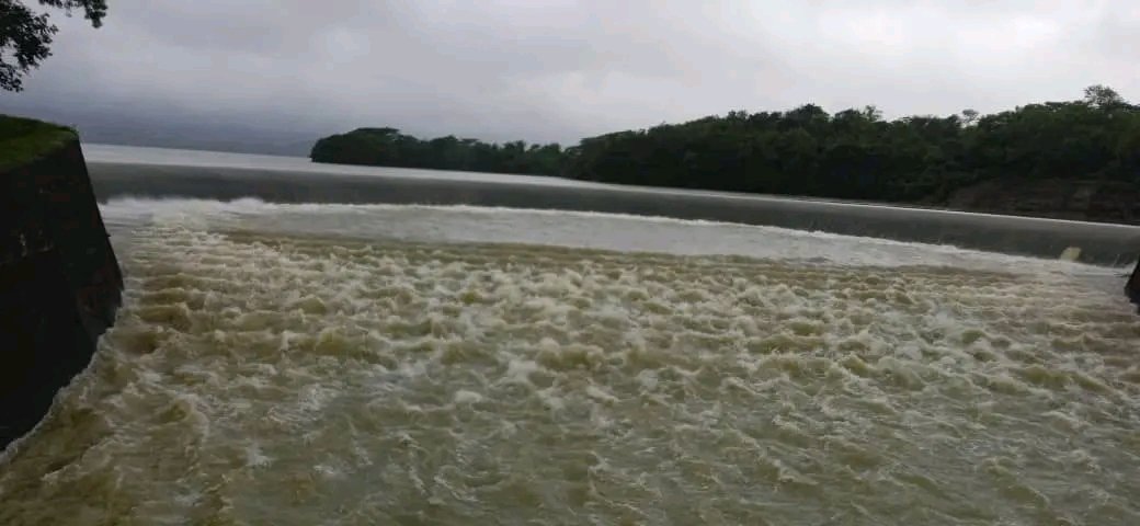CNCTVGranma's tweet image. ✍ @YudelkisOrtizB 
Ahora mismo así está la Presa Bueycito en  #BueyArriba ,este es el aliviadero, como vemos está bien crecido y estas aguas repercuten en las zonas bajas de Veguitas en #Yara.
En la noche y madrugada se evacuaron a 147 personas en centros de protección.