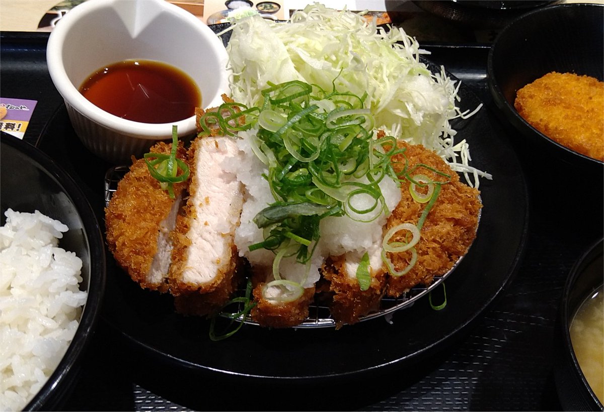 tansiolemon's tweet image. 松のやの「超厚切りロースかつ定食」（鬼おろしバージョン）
肉の厚みはこんな感じ

#松のや