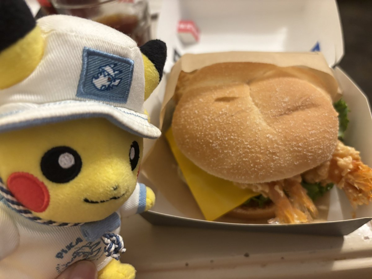 pikachuftt's tweet image. 台湾マクドナルドのエビ天バーガーめちゃくちゃおいしかった😆
これ日本でも発売して欲しいーーー😆😆😆
サクサクのエビ天2本にタルタルソースかかってました😆
#台湾マクドナルド　#エビ天バーガー
