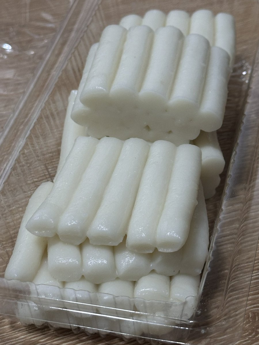 ร้านเกาหลีที่นิมมาน เค้าจะทำต๊อกสดไว้ขายในร้าน+ลูกค้าชาวเก่หลีสั่ง นี่อาศัยสนิท เลยรู้ว่าเค้ามีขาย แล้วเราจะสั่งวันที่เค้าทำ มันจะคือ ต๊อกที่ทำเสร็จใหม่ๆ 

พบว่ามันนุ่มมาก อร่อยมากจริงๆ 

เรียกว่ากินแป้งเปล่าๆ แบบกินข้าวเหนียวได้เลย แล้วเอาไปทำเมนูอื่นก็อร่อยด้วย